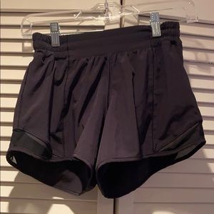 NEVER WORN Lululemon HottyHot 4in Shorts| Size:4-6